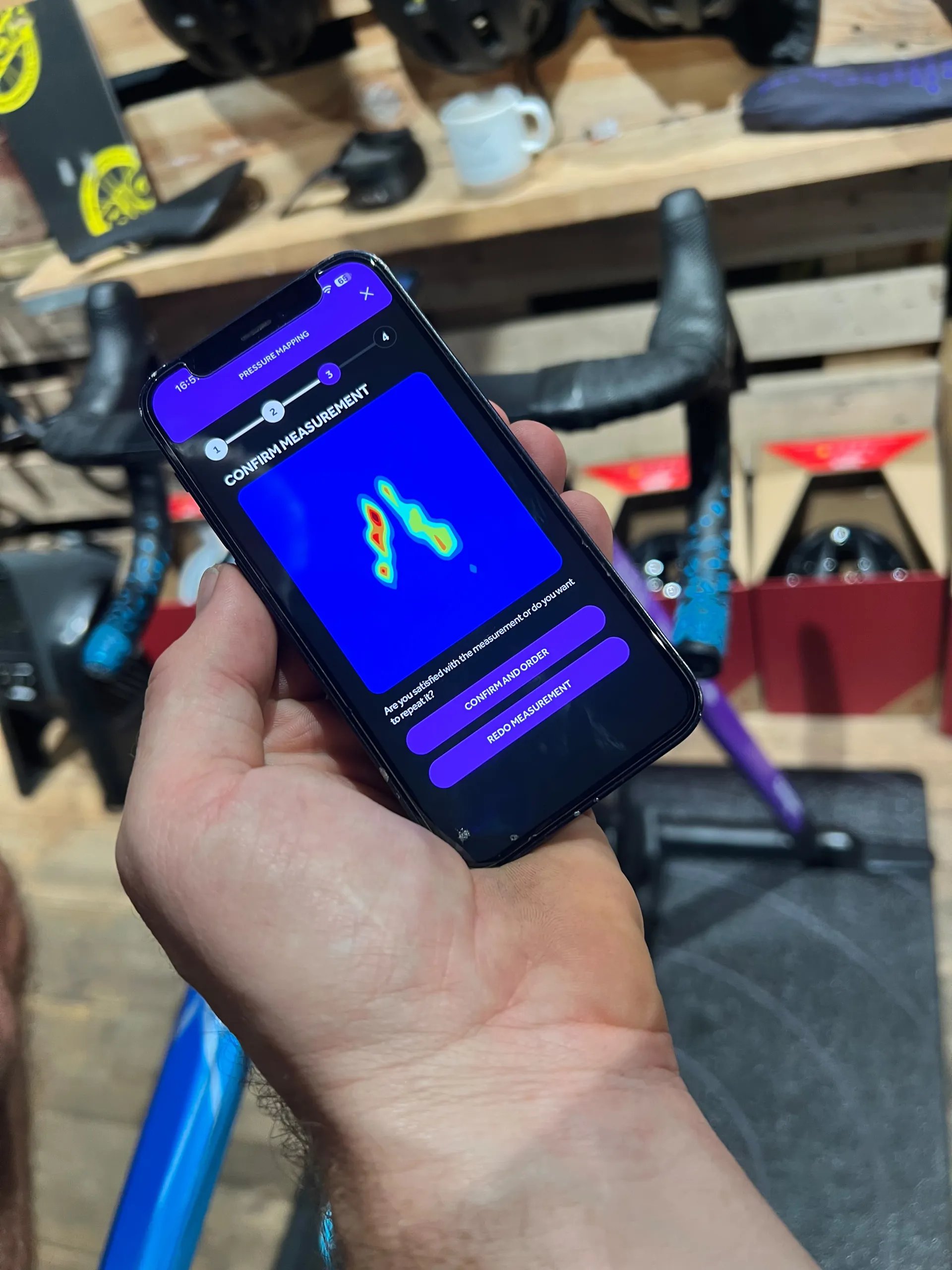 A rider&rsquo;s saddle pressure map displayed on the Fizik One-to-One app at Big Maggy&rsquo;s